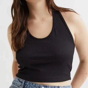 Svart topp/linne - Svart topp/linne från hm som aldrig är använt, storlek M.  säljer för 100kr + frakt. 