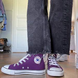 Ett par superfina lila converse som tyvärr inte kommit så mycket till användning då de är för små för mig. Färgen syns bäst på de två första bilderna 😊💕