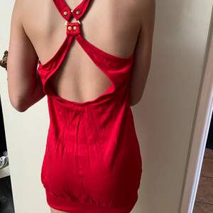 Röd klänning/linne med knutar och öppen rygg. Storlek xs-small 