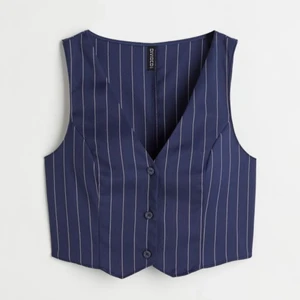 Väst från H&M strl. xs - [ Hör av dig innan köp! ] Marinblå, kritsträcksrandig väst i storlek 34 (xs). Använd max 2ggr så den är i nyskick. 