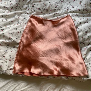 Somrig kjol  - Använd några få gånger. I ett satin liknande material💕