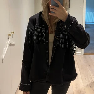 Zara skjortjacka - En supercool skjort-jacka i mjukt jeansmaterial i storlek XS (passar XS-M) från Zara🖤 Skulle säga att färgen är svart/mörkgrå!