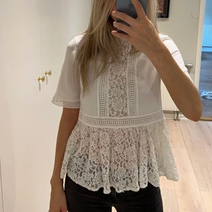 Zara topp - En jättefin och bekväm blus/topp från Zara med spets i storlek xs🤍