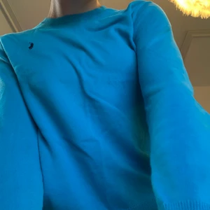 Långärmad Ralph Lauren tröja💙 - Säljer pg av att för kort i armarna, jätte fin färg .