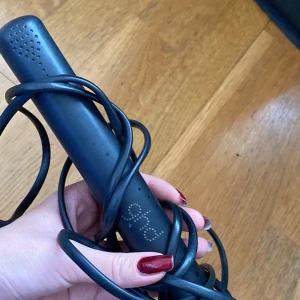 GHD plattång - Använd GHD plattång. Den är lite äldre därav priset men funkar som den ska inget fel på den. Plattar inte håret längre och den ligger bara i lådan.