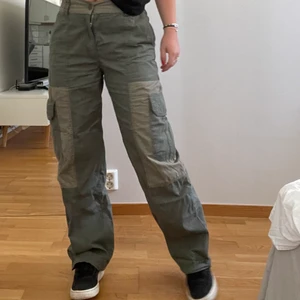 Cargo Pants - Intressekoll på mina supersnygga gröna cargopants från PULL&BEAR!! Endast använd en gång. Sitter superskönt och perfekt i längd för mig som är 1,64 och vanligtvis bär 38/40, eller W28/29. 💚💚 Älskar dem så mycket men passar inte riktigt in i garderoben…