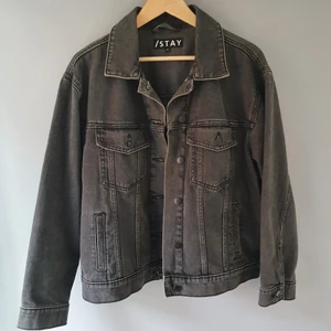 Jeansjacka från carling  - Jeansjacka som använts flitigt men fortfarabde har mycket att ge. Sparsamt använd. Den är i lite oversized modell men inte särskillt lång. Nypris 500-600kr🌱