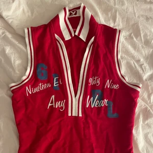 2000s linne - Så fint & unikt sportigt linne med krage, väldigt inspirerat av tidigt 2000-tal❣️ storlek L men passar mer för S-M