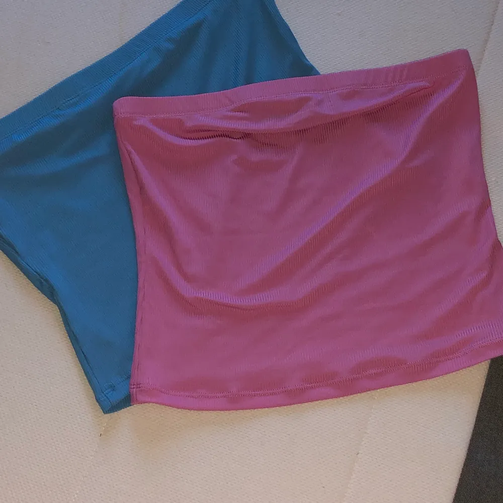 Två jättefina bandlösa toppar ifrån vero Moda!💕 Den blåa är i M och den rosa i S men de båda känns lika stora! En för 100kr eller båda för 150kr. Toppar.