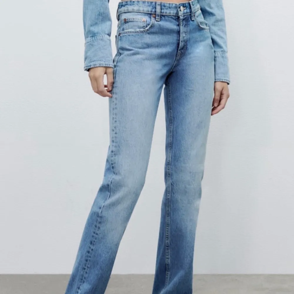 Zaras populära mid risd straight jeans. Säljes pga för långa. Aldrig använda därav prislappen kvar.. Jeans & Byxor.