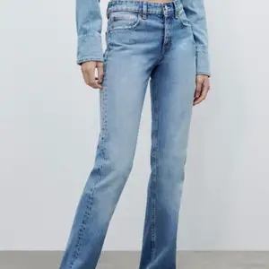 Zaras populära mid risd straight jeans. Säljes pga för långa. Aldrig använda därav prislappen kvar.