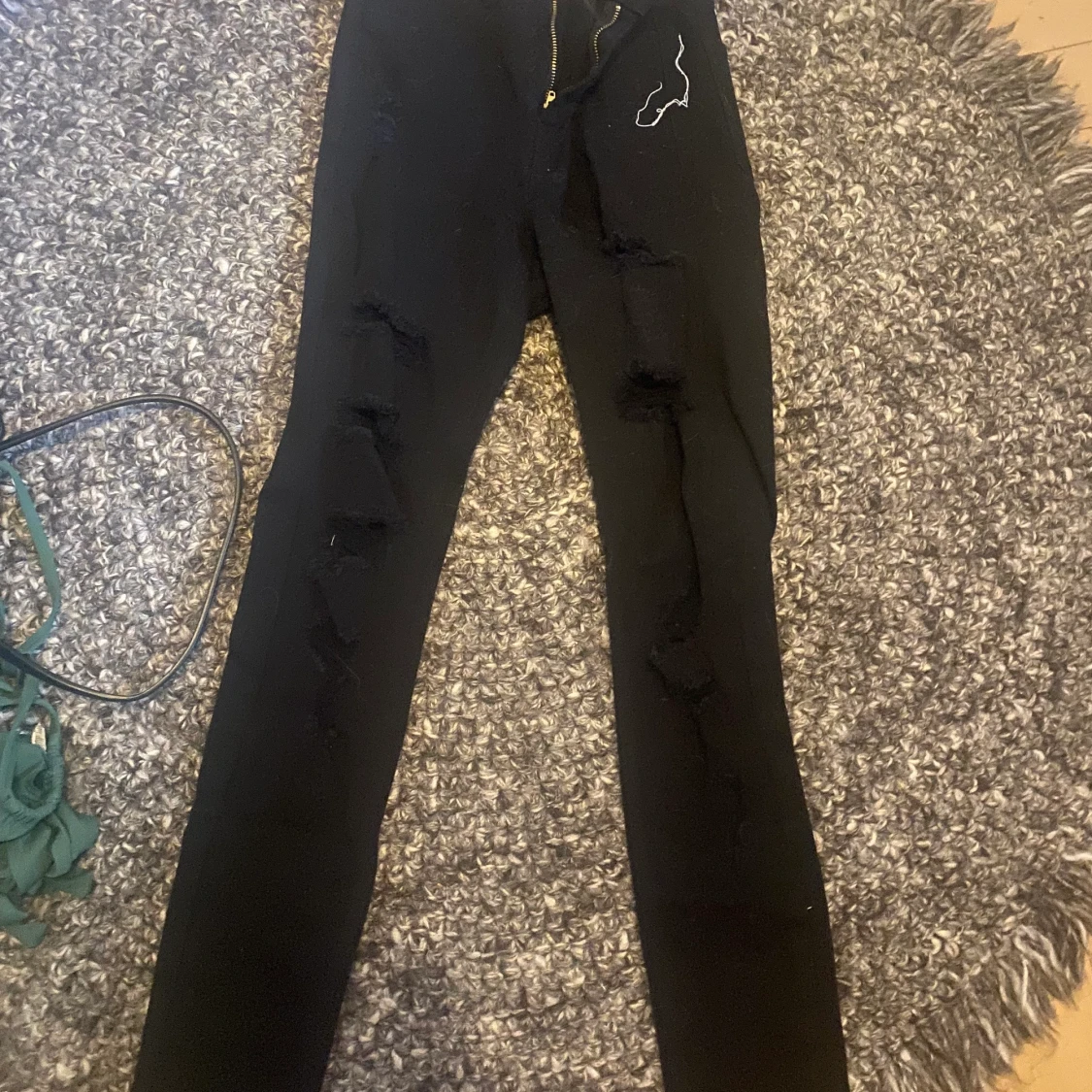 svarta jeans med hål