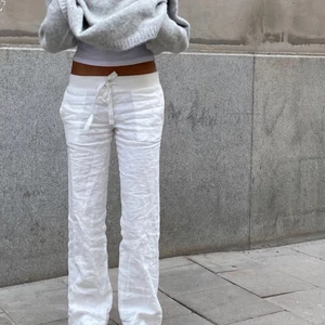 Linnebyxor - Säljer helt oanvända linne byxor från Lova widerbergs kollektion Alobha då de lyckades bli en dubbel beställning, är jätte nöjd över byxorna, är jätte sköna. Finns i storlek s helt oanvända i sin förpackning💗💗 slutsålda på hemsidan💗 Direkt pris, 750+frakt