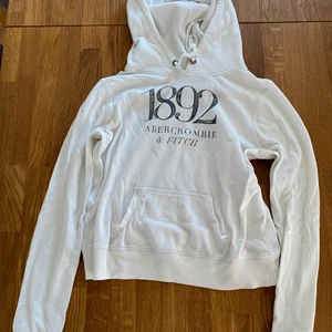 Abercrombie & Fitch Hoodie  - Vit Abercrombie & Fitch hoodie i bra skick, storlek M men ganska liten i storleken.  100kr 