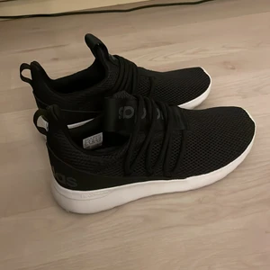 Adidas skor - Skick:Nästan helt oanvända Storlek:38 Färg:Svart med grå text