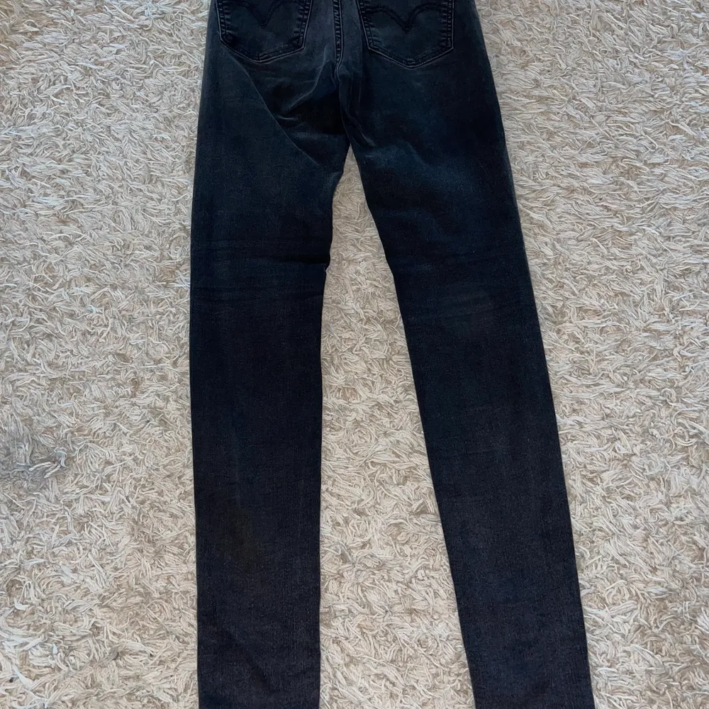 Strechiga högmidjade svarta Levi’s jeans i storlek 25-32. 250kr inkl frakt.. Jeans & Byxor.