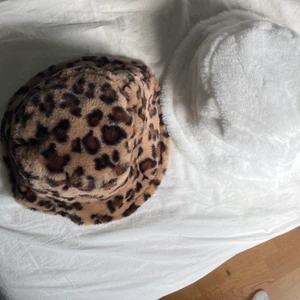 fluffig bucket hat - Endast leopard buckethat finns kvar. Ger rabatt vid köp av flera plagg/accessoarer 🦋🦋 kolla min sida 💚