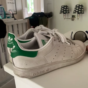 Adidas Stan Smith - Vita med gröna detaljer, använda men går att tvätta upp. Storlek 37 1/3