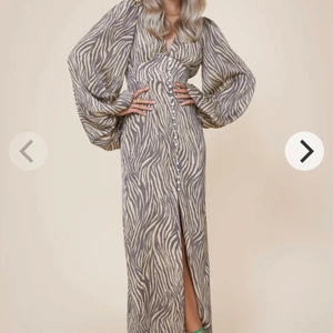 Adooreklänning Positano Zebra - Säljer denna fina klänning från Adoore då den var för tight i midjan och jag råkade ta bort lapparna. Bara testat den. ⭐️ Köpt för 1595 kr. ⭐️ Möts upp i Malmö eller fraktar!