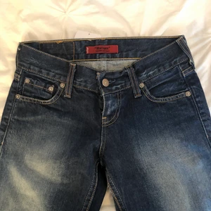 Lågmidjade levis jeans! - Så snygga lågmidjade utsvängda levis jeans! Kan inte ta bild med dom på eftersom dom är för små för mig men skrev för fler bilder eller mått :)  ANVÄND INTE KÖP DIREKT tack🙏🏻