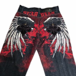 Raw blue premium jeans - Så kattiga jeans med vingar, glittrig text och sköna velour fickor! 10/10 skick och enbart provad. Köpta för över 1k så säljer vid bra bud 🗡🌹