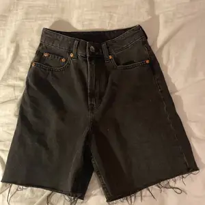 Ett par svarta jeansshorts från h&m i strl 32. Säljer pga för små. ❤️ Nypris: 249 kr.