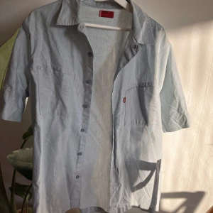 Levis skjorta - Ljusblå vintage skjorta från Levis. Köpt på Beyond retro. Använd kanske 10 ggr. 