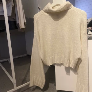 Stickad tröja - Säljer denna helt nya stickade tröja med polokrage från hm, pga för liten. Oanvänd! Skriv för fler bilder💞