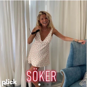 SÖKER ZARA KLÄNNING - Söker denna klänning med antingen jordgubbar eller körsbär på, spelar ingen roll. Stolek S eller M. Hör av er om ni har en ni vill sälja, kan betala mycket!