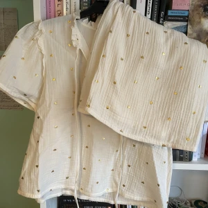 & Other stories pyjamas 💕 - Jättefin & other stories pyjamas! Helt oanvänd, fortfarande med lappen på. Fick den i julklapp men säljer för att den inte passar min stil 💕💕