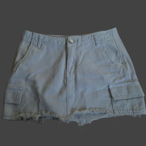 Cargo kjol - Fin vit/ beige cargo kjol från Gina. Knappt använd väldigt bra skick! Pris går att diskutera.