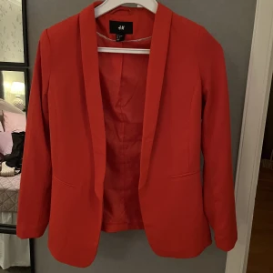 Hallon Röd kavaj  - Fint skick 