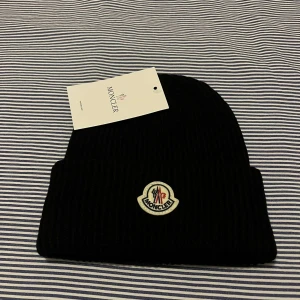 Moncler Beanie - Fick i julklapp, snygg och simpel, inte riktigt min stil däremot så säljer.