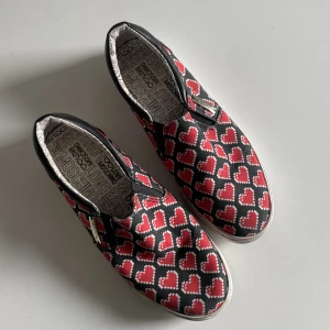 Moschino skor - Sneakers från Moschino. ”Vansstyle”