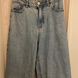 Jeans Lindex ”Viola” - Bra skick! Inte så mycket använda. Nypris 349 kr.   Länk: https://www.lindex.com/se/p/8146087-766-bla-viola-extra-vida-high-waist-jeans?utm_source=google&utm_medium=organic&utm_campaign=surfaces-across-google&gclsrc=aw.ds&gbraid=0AAAAADrsaxELGOliSM0kyDFr2