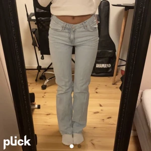 Lågmidiade jeans bikbok - Ljusblåa raka lågmidiade jeans ifrån bikbok. Knappt använda och säljer i storlek 26 och längd 32. Köparen står för frakten😄📦💞org pris 699kr