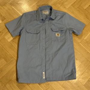 Carhartt Oversized Shirt - Detta är en ljusblå Carhartt skorta som har aldrig användts och är i perfekt skick.