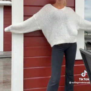 Vit stickad tröja! - Så så fin vit stickad tröja!! Perfekt till vår och sommarkvällar🤩🌙💘 (första bilden är inte min)