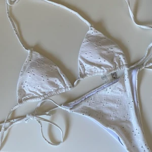 Bikini - Superfin vit bikini från Shein som tyvärr är för liten på mig. Köpt second hand (för 250kr) men helt oanvänd, plastskyddet är kvar. Det står storlek M men den är en S passar eventuellt XS. 