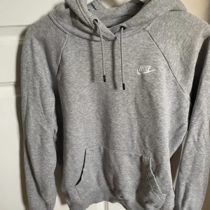 Nike hoddie - Fin Nike hoddie, använd men i gott skick. Säljer då den är för liten. 100kr + frakt, pris kan diskuteras vid snabb affär🫶🏼