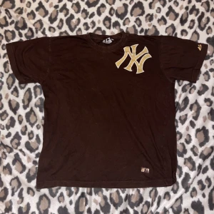 yankees tshirt - Jätte snygg brun tshirt med new york yankees tryck, bra skick jätte skön😽🐇 storlek S