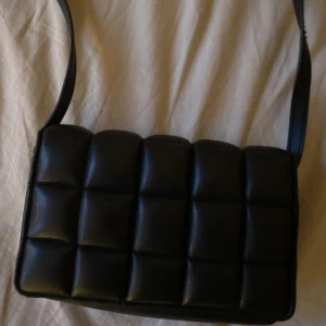 Handväska  - Söt axelremsväska från H&M🖤