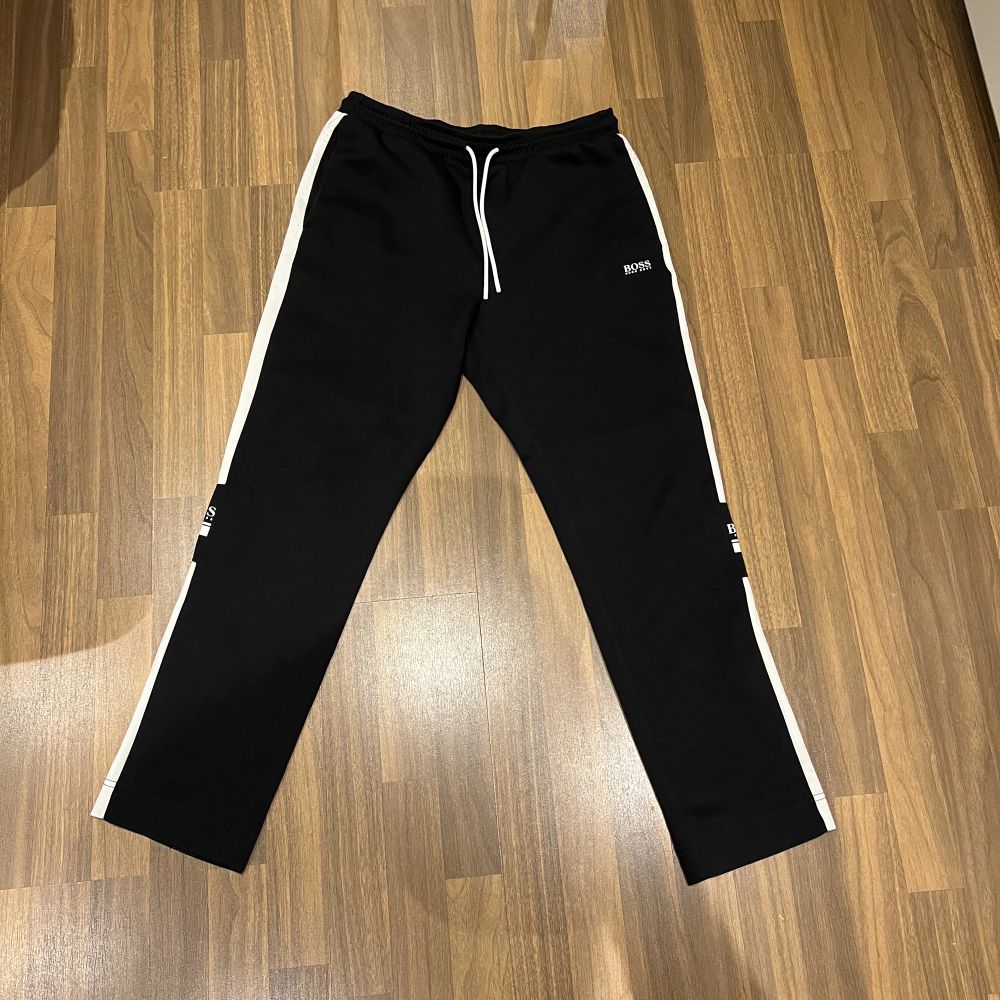 Svart vita Hugo boss byxor i storlek L.. Jeans & Byxor.
