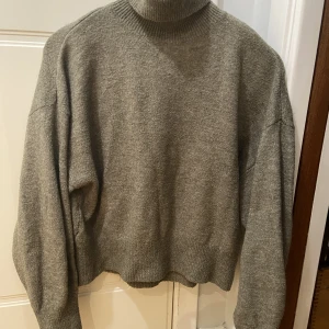 Grå/grön turtleneck - Grå/grön tröja med hög turtleneck som viks ner. Fint skick!