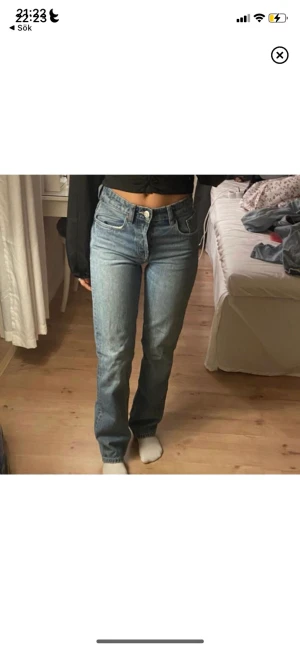Zara midrise jeans  - Zara jeans i fint skick och knapp använda, säljer för 190+63 kr frakt🥰