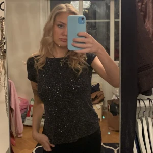 Glittrig t-shirt - Storlek small, knappt använd. Väldigt stretchigt material och väldigt mjukt och skönt. 