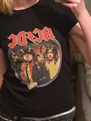ACDC tröja - Cool acdc tröja som aldrig bivit använd, lite croppad skulle jag säga
