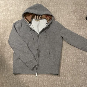 Burberry zip hoodie  - Säljer min burberry zip hoodie. Den är i nyskick! Använd ett fåtal gånger. Skick 9/10. Har tags till den. Storlek M. Den är självklart äkta!  Hör gärna av dig om du har frågor! 