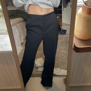 Lågmidjad kostymbyxa - Säljer då dem är alldeles för stora för mig!! är 160 och är way to långa! stl 38