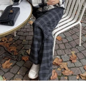 Byxor från Hope  - Säljer dessa byxor från Hope. Storlek S. Jag e 170cm. Köparen står för frakt.